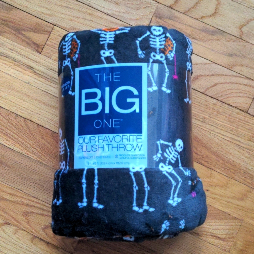 NWT The Big One Halloween Throw